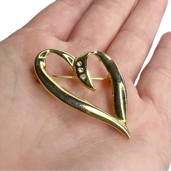 Vintage Gold Tone Heart Shaped 3 Clear Rhinestone Brooch Pin - Picture 2 of 7